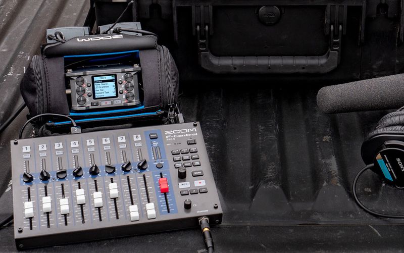 f6 con un mixer, sul pianale di un pickup con altri dispositivi e apparecchiature.