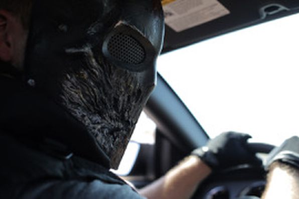 Stephen Ford che guida un auto con una bandana sul volto