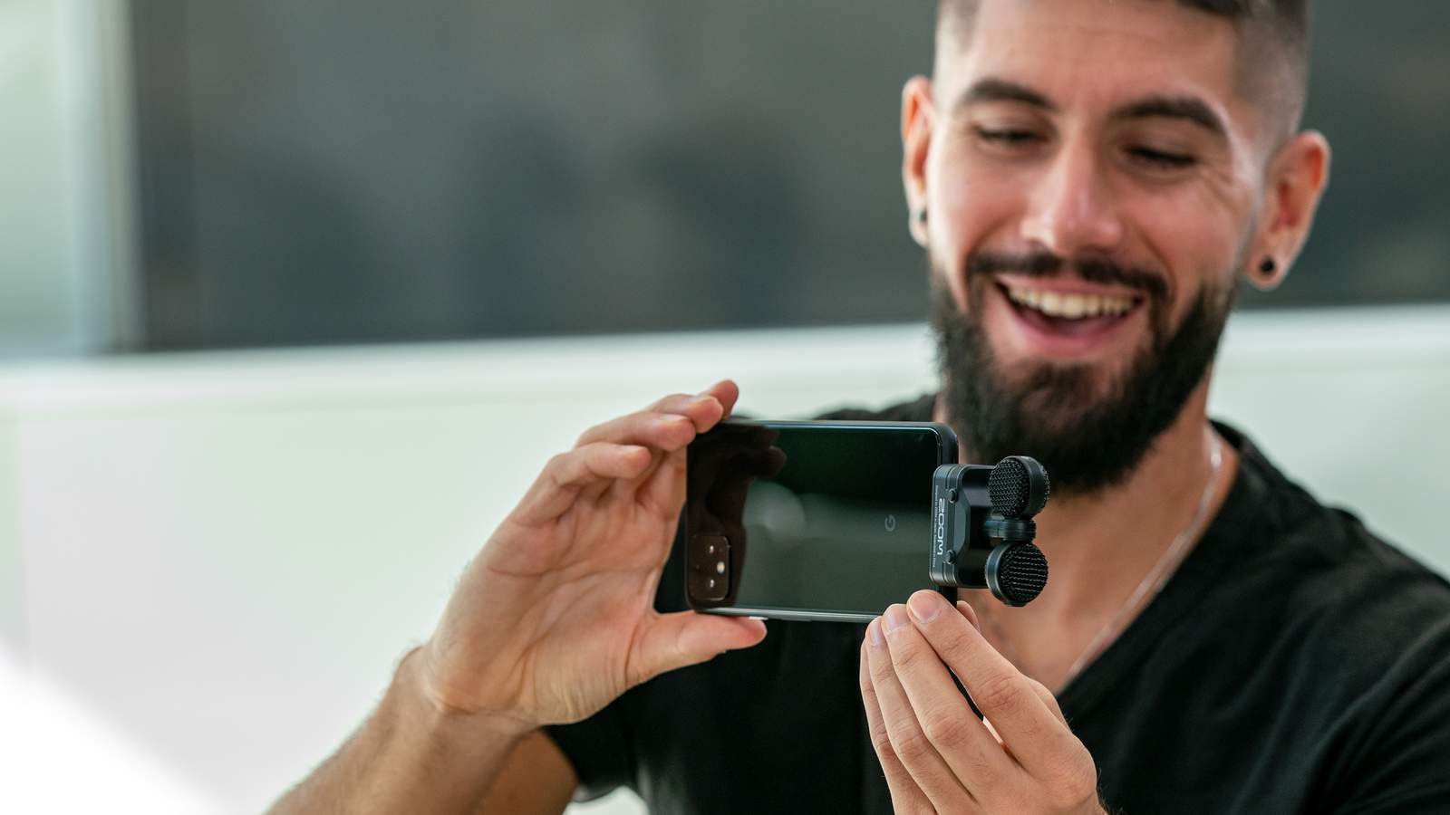 videographer using  an Am7 on his android